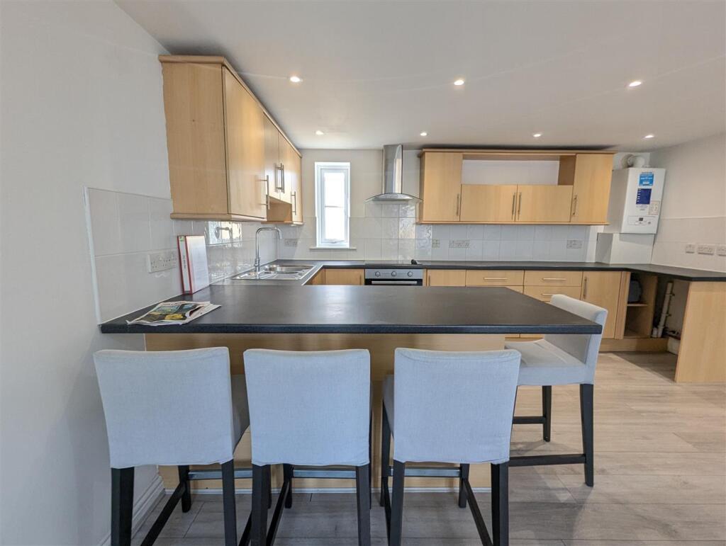 1 Chegwin Court Breakfast Bar