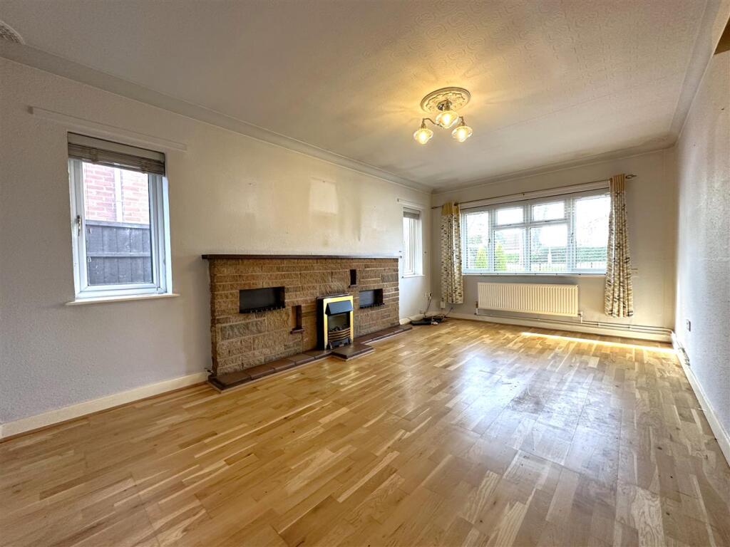 Dual-Aspect Living Room 819