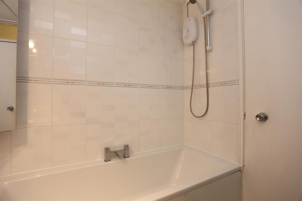 60 Ashdown Bathroom (2).JPG