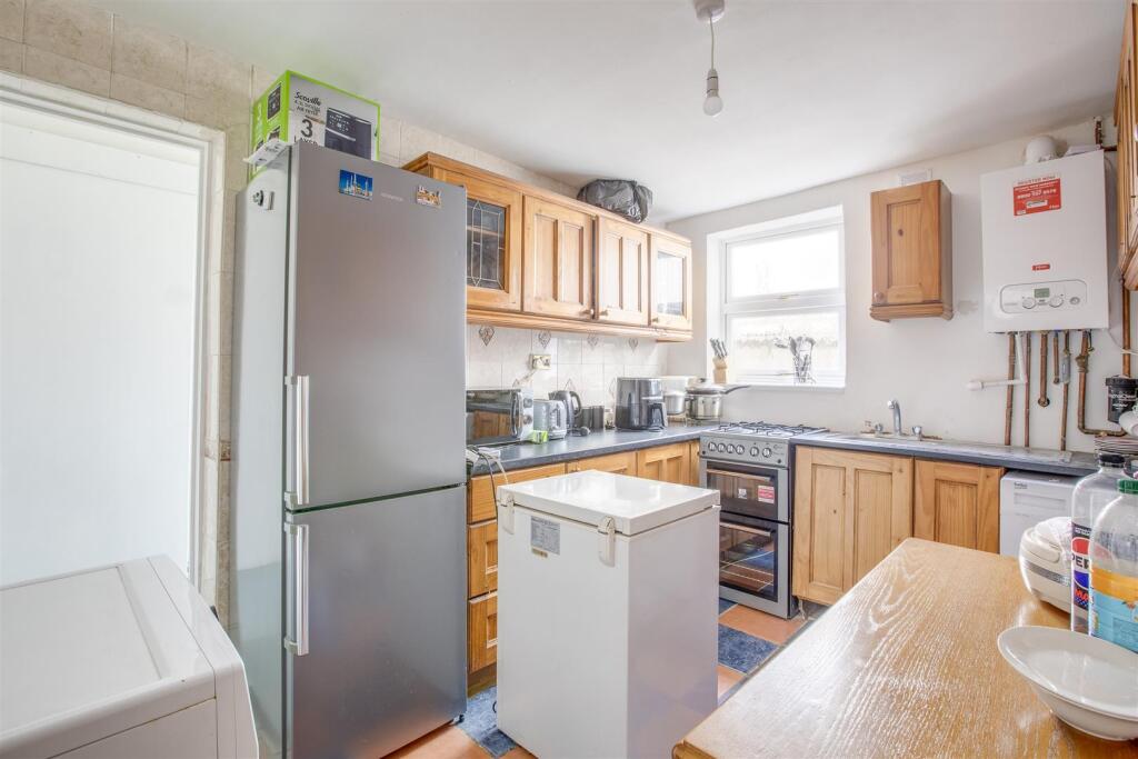 16 Jubilee Road, HP11 2PG-7.jpg