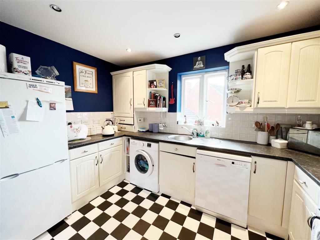 Kitchen 2.jpg