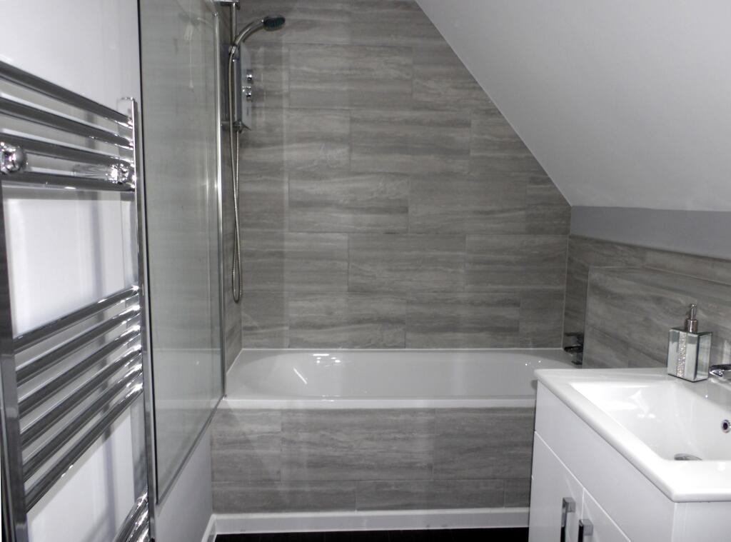 ADDITIONAL PHOTO OF BATHROOM