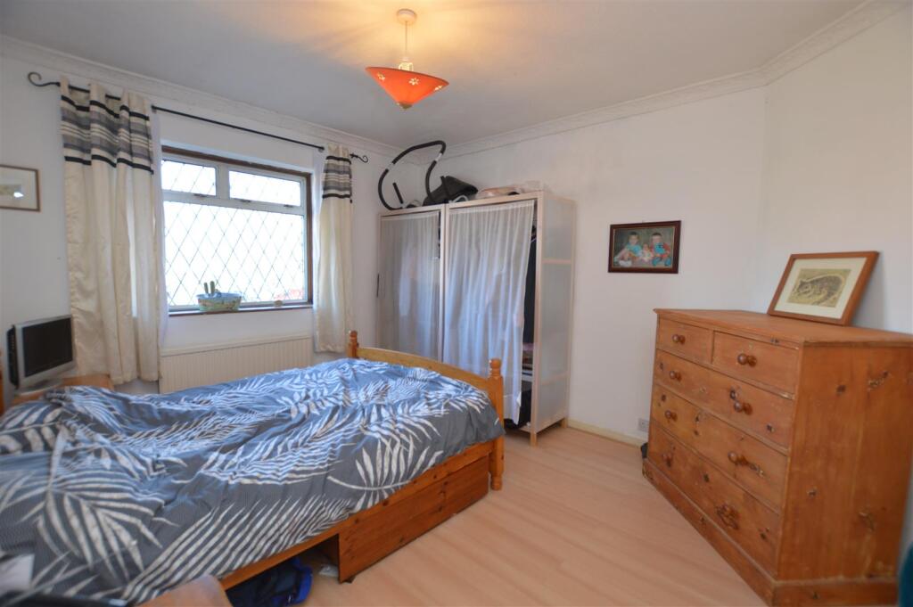 3 Mill Farm Crescent bed1.JPG