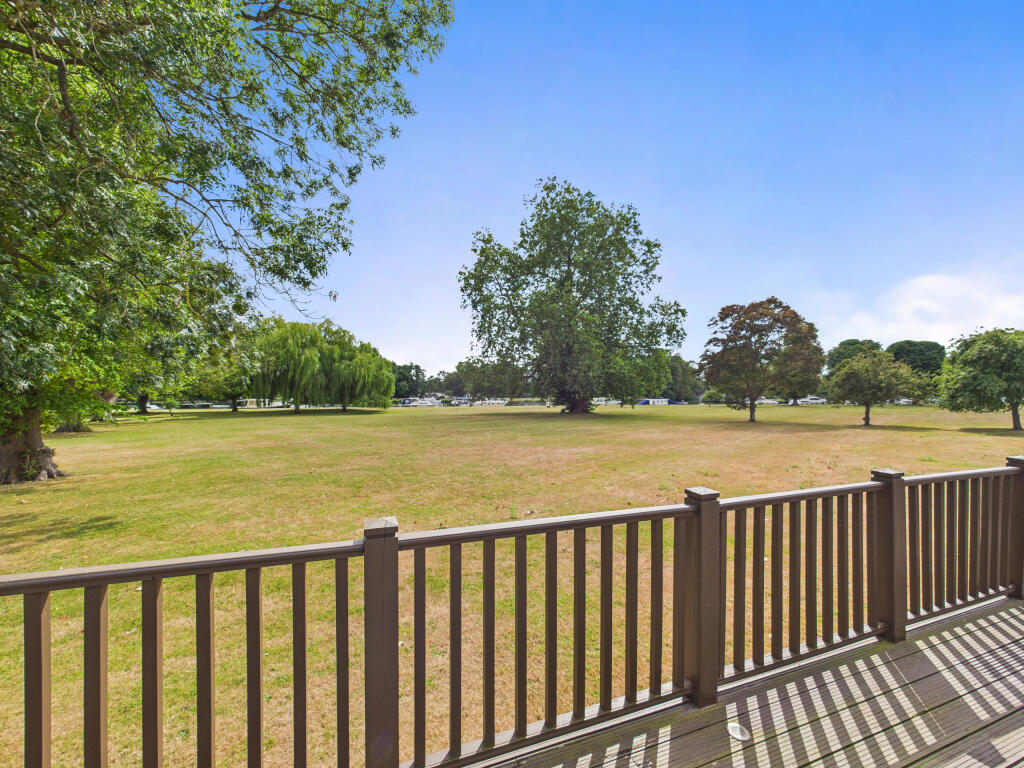 CAM01354G0-PR0557-STILL033