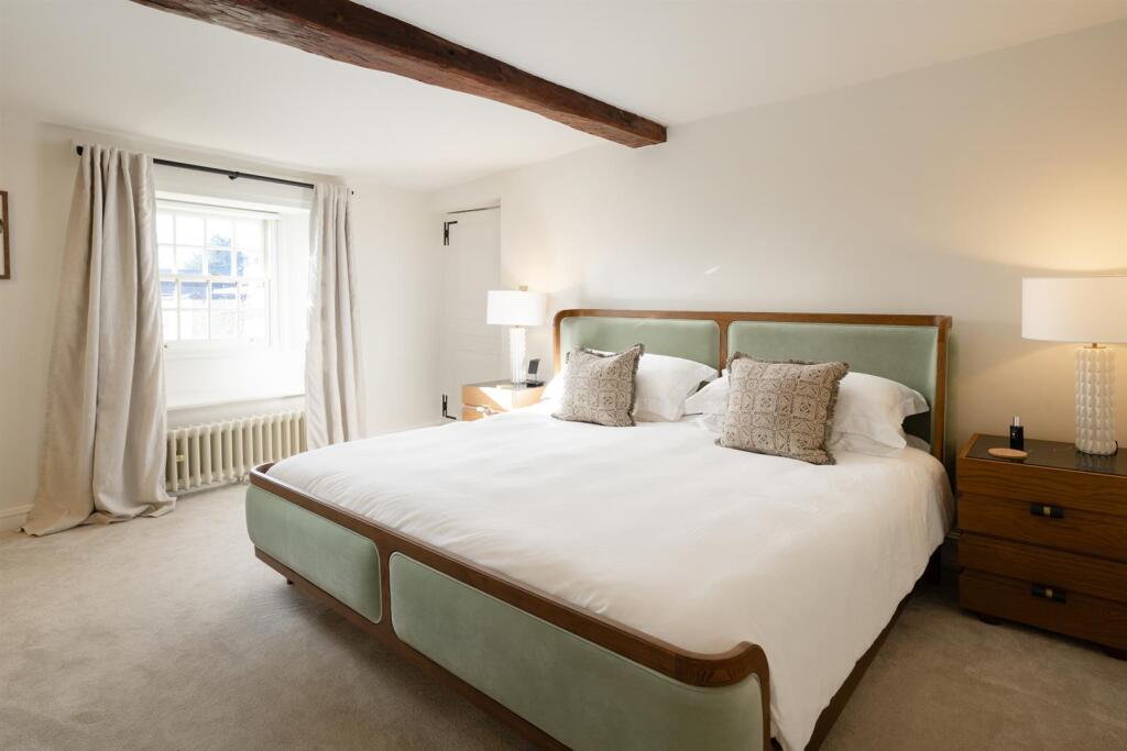 Bedroom 1 suite