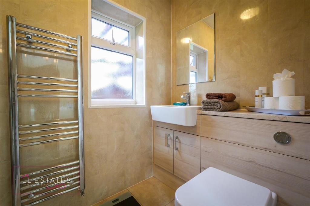 downstairs ensuite 39.jpg