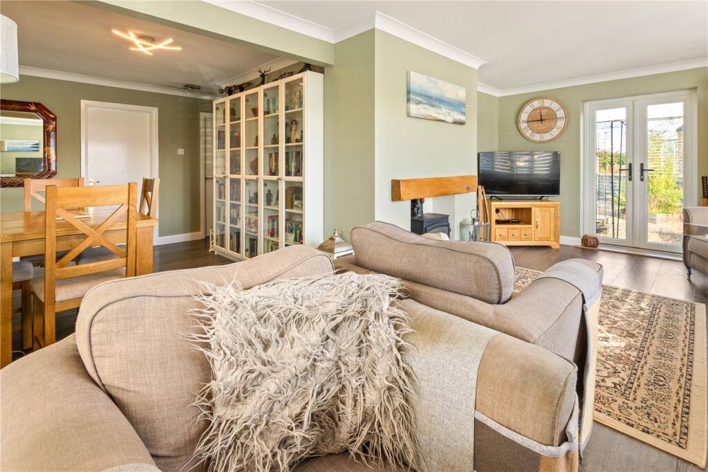 Lounge / Dining Area