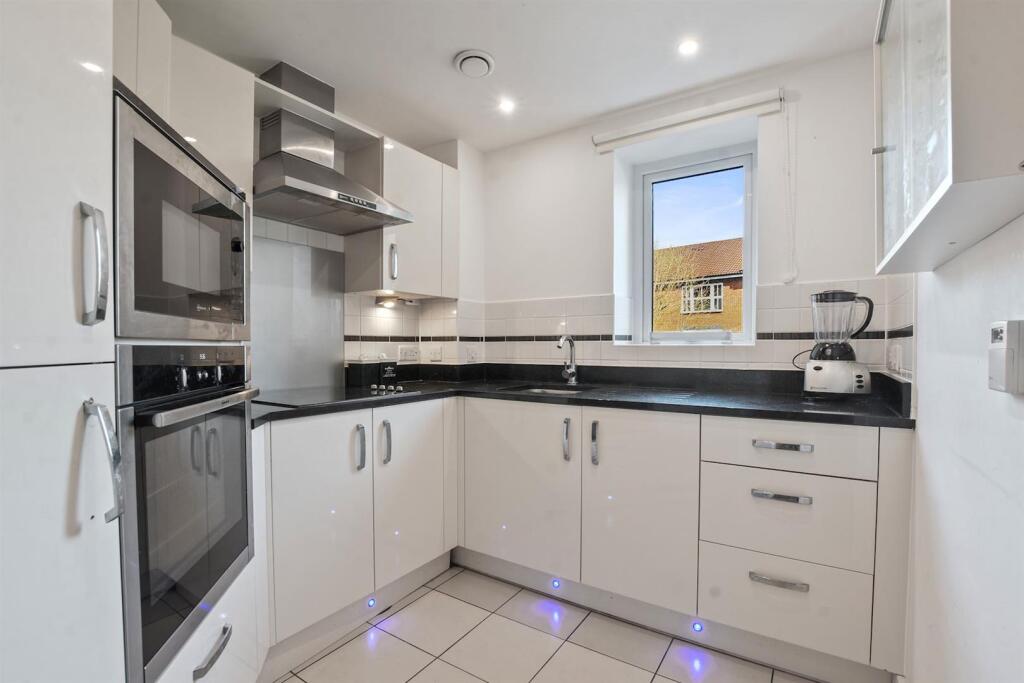 08-f4bbGCMCS - 15 Springhill House - Kitchen - Ori