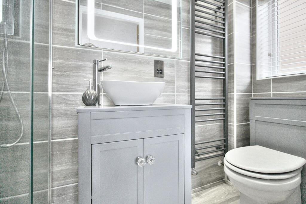 Master En-suite Shower Room