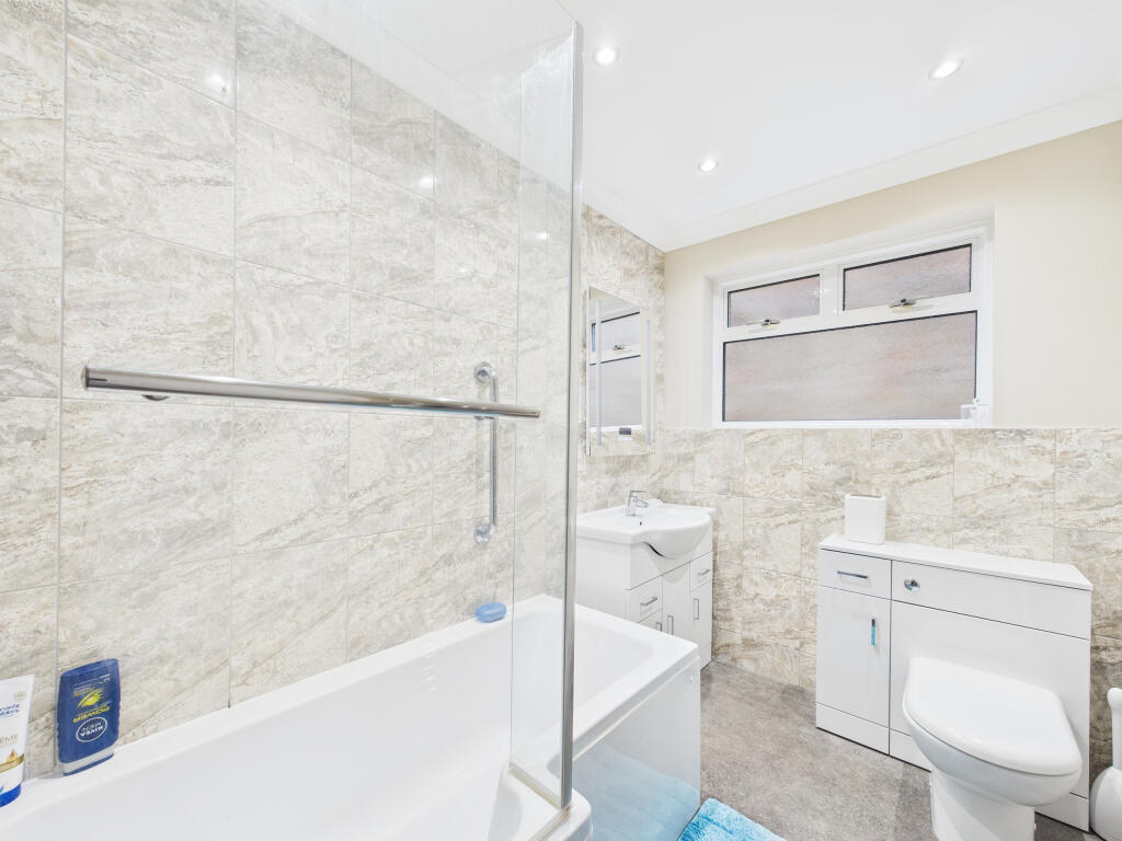 CAM01354G0-PR0587-STILL016