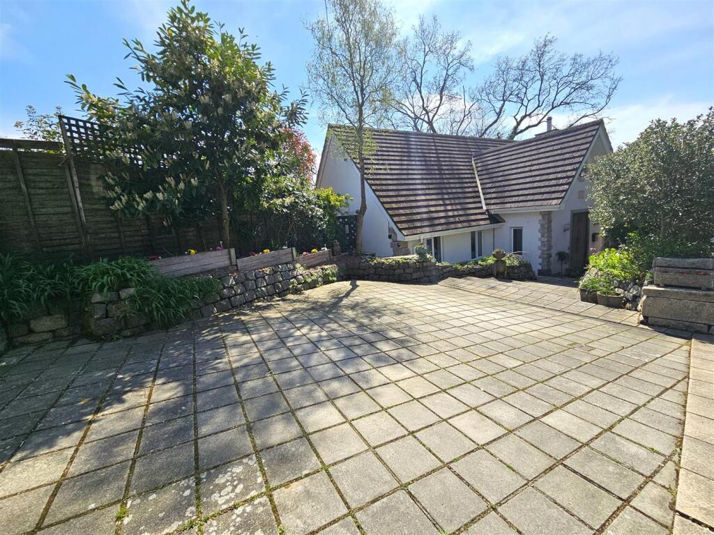 Front Drive and Elevation.jpg