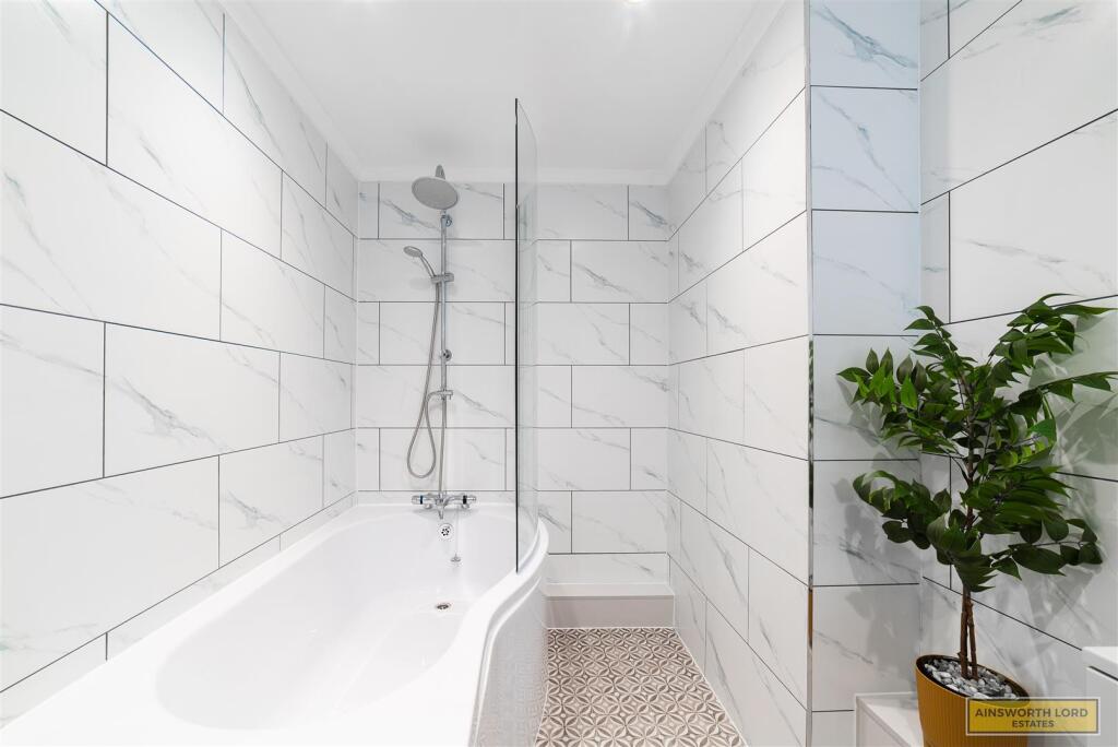 LARGE FAMILY BATHROOM