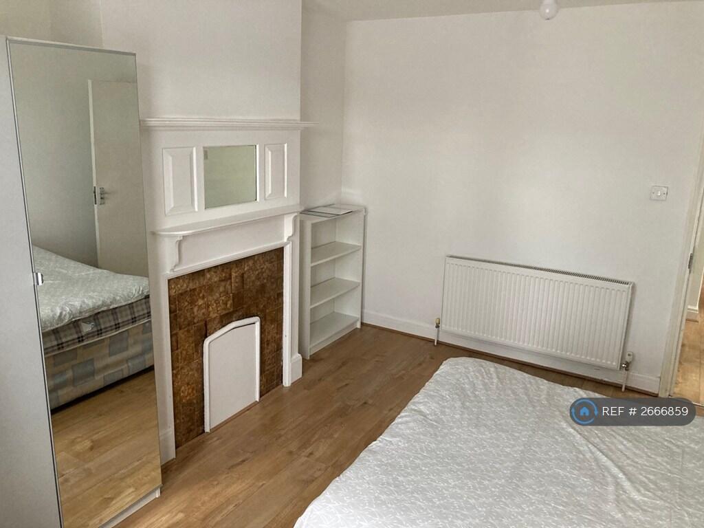 Bright Master Bedroom On The Ground Floor