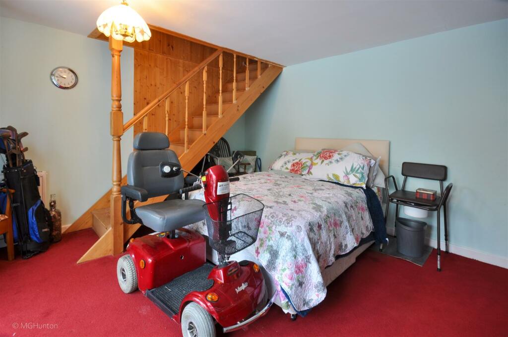 Rear bedroom : sitting room.jpg