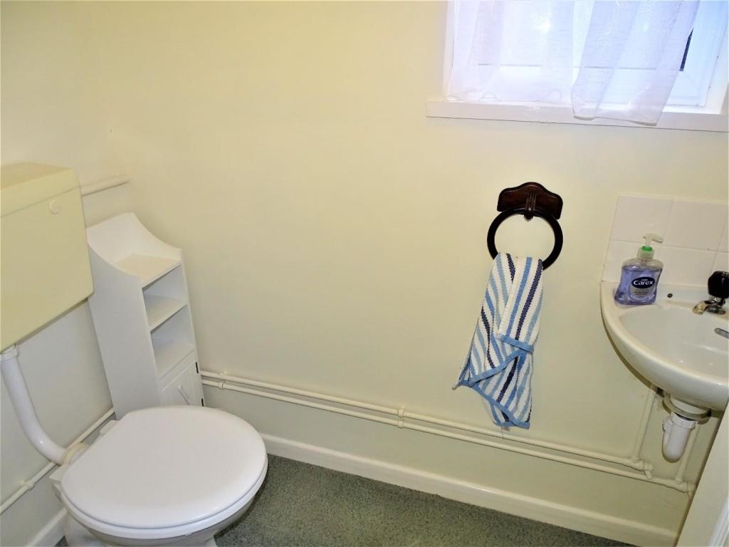 GROUND FLOOR CLOAKROOM