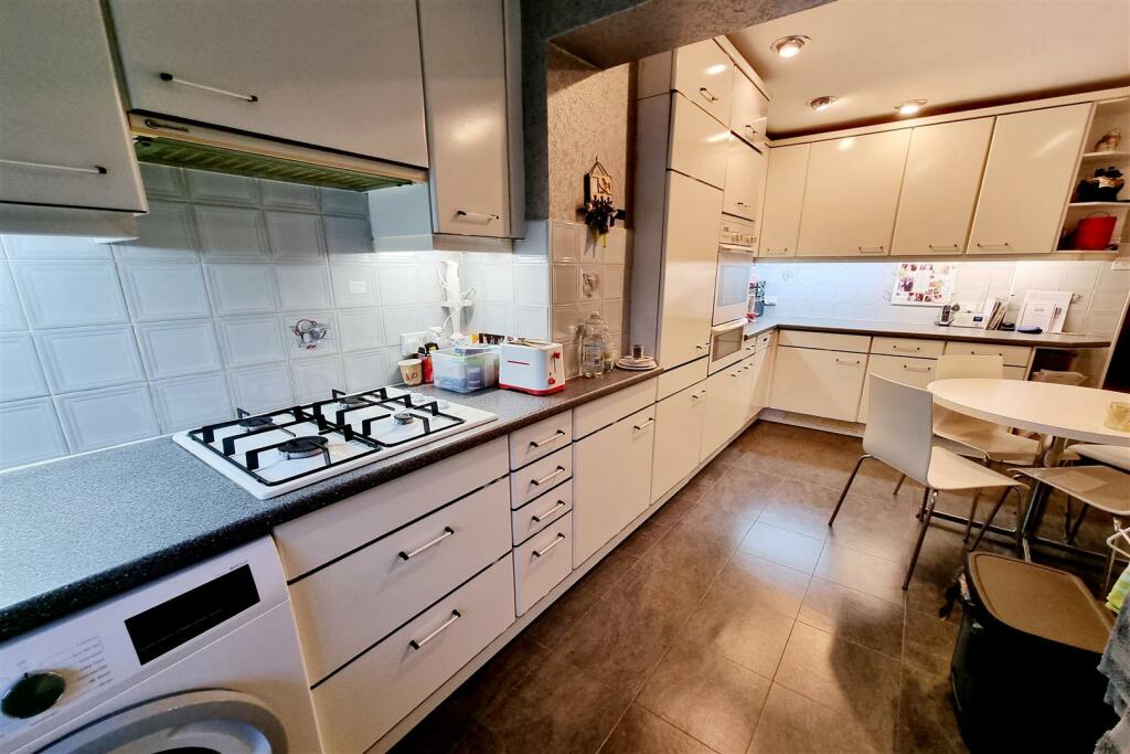 FITTED KITCHEN: PIC. 2