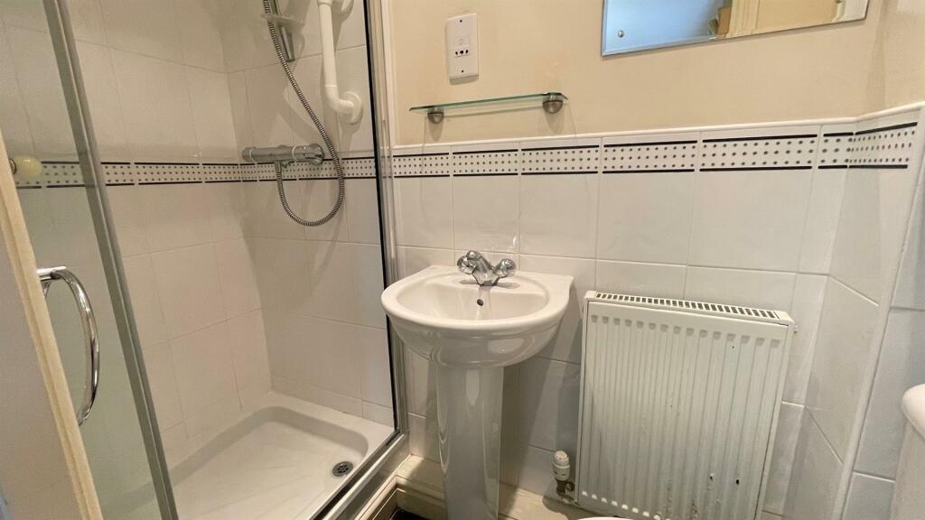 3 PIECE SHOWER EN-SUITE