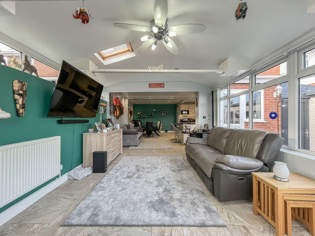 LIVING ROOM/CONSERVATORY