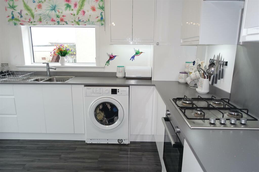 Kitchen 2.JPG