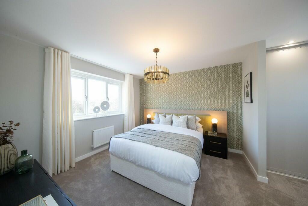 Large main bedroom