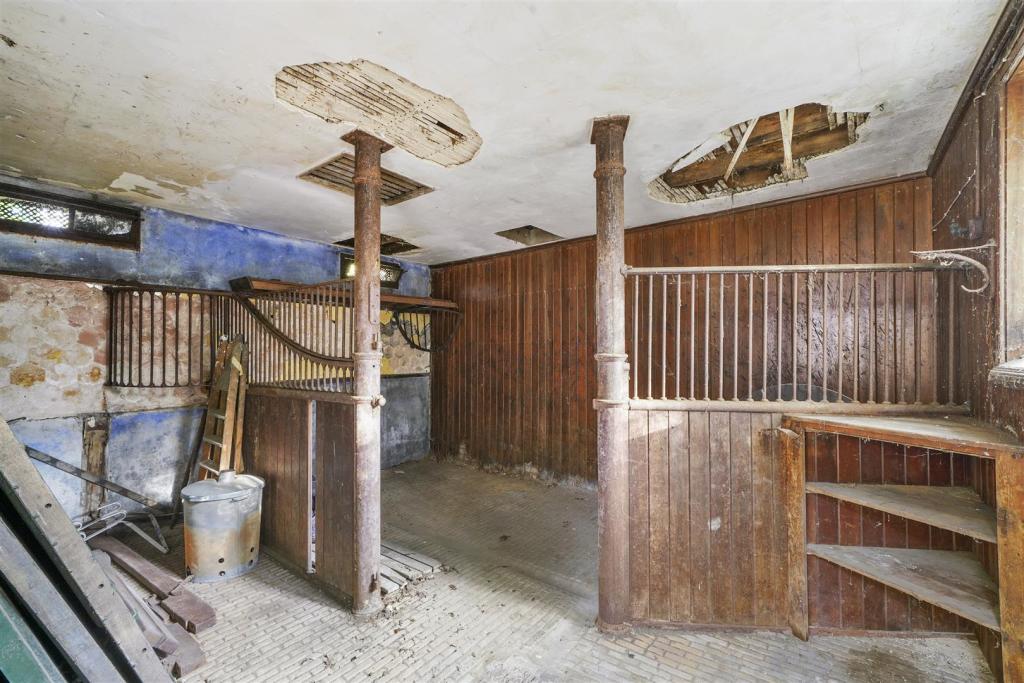 Bell House, Julian Hill - WpP7CcNlzcBc4qh44X7u.jpg