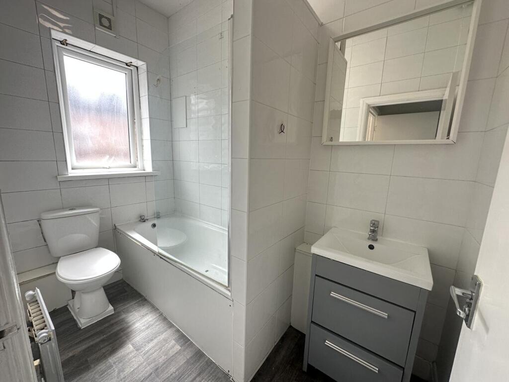 12kr.bathroom.jpg