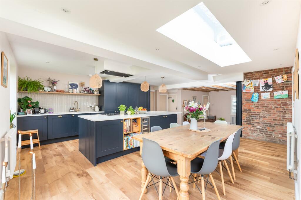 KITCHEN/DINING