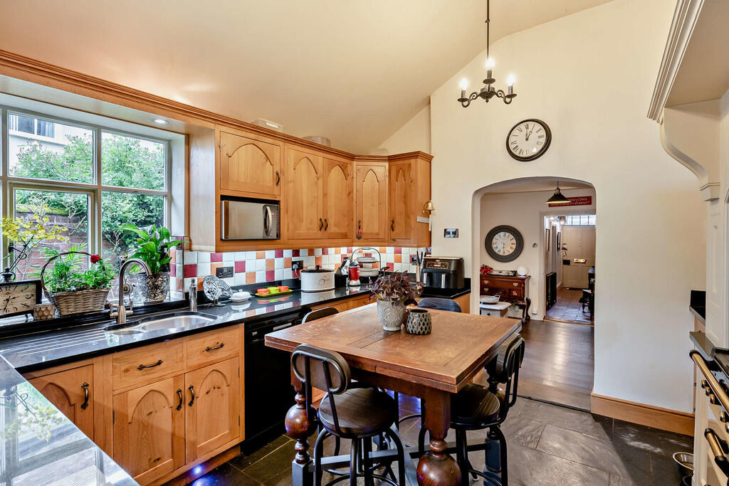 8598428-interior1...