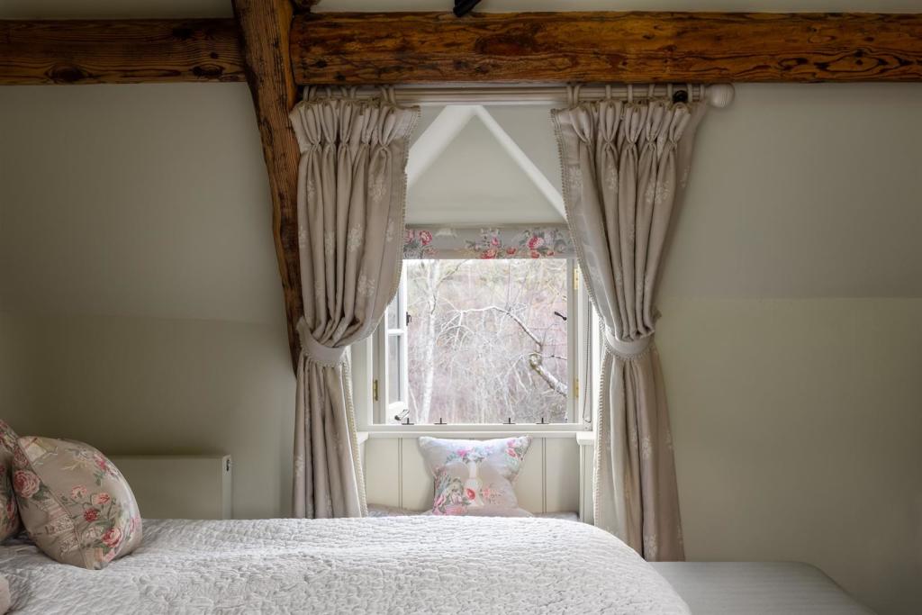 18 - Ditch Lane Cottage - GL7 5ER - Web.jpg