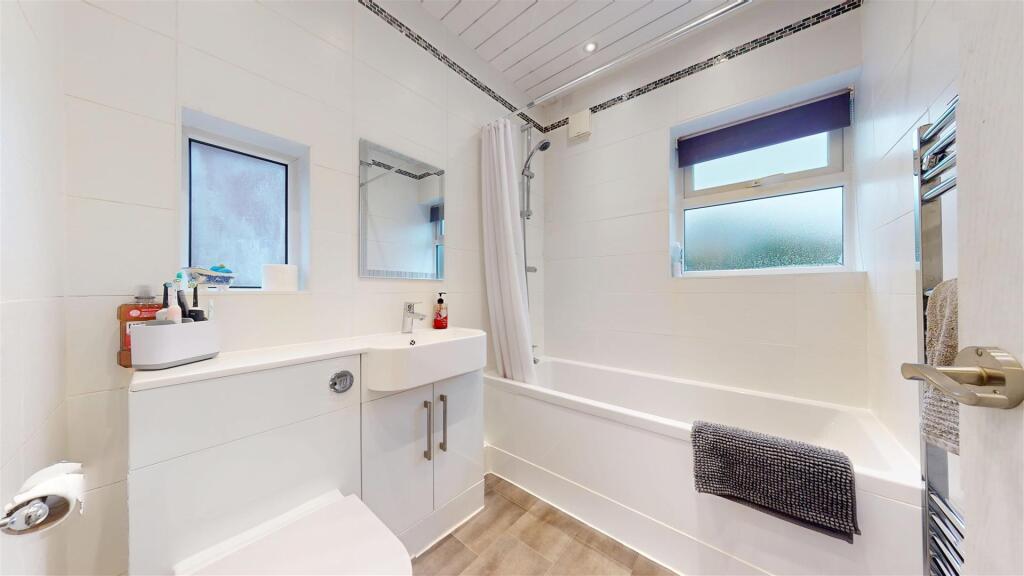 Leslie Road Bathroom