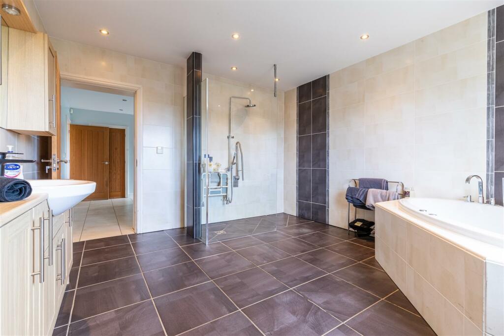 En-Suite Bathroom