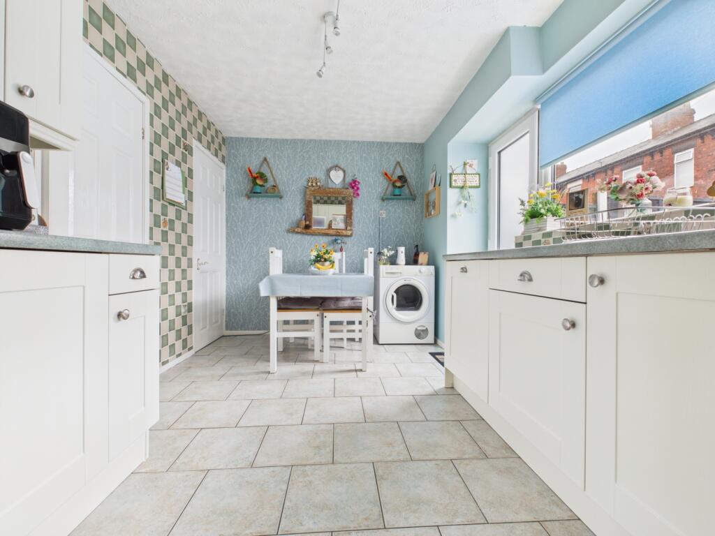 CAM03729G0-PR0156-STILL005