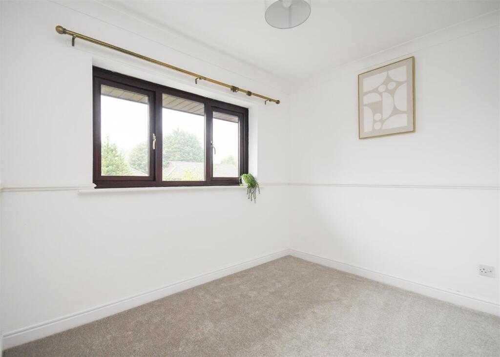 15 Midhurst  Grove - Bedroom.jpg