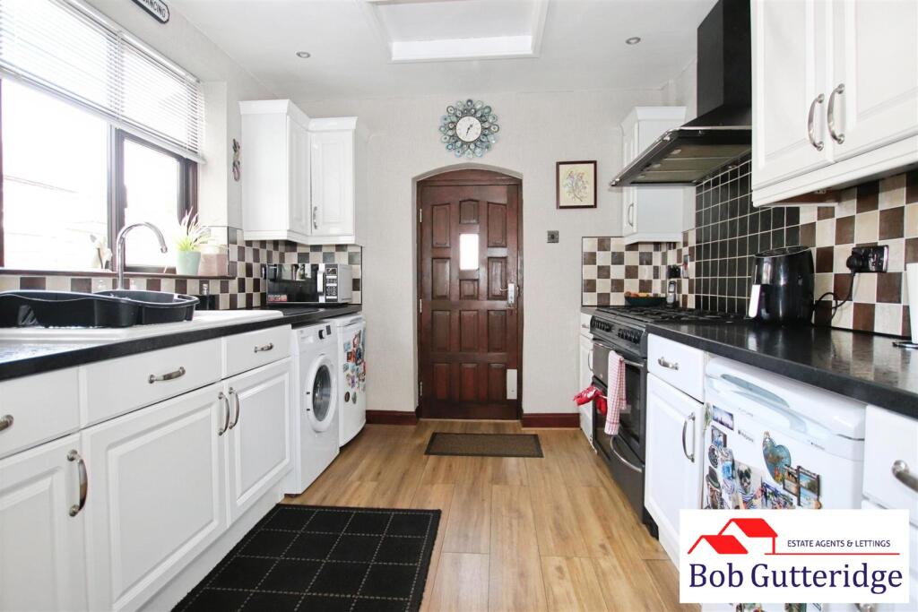 FITTED KITCHEN