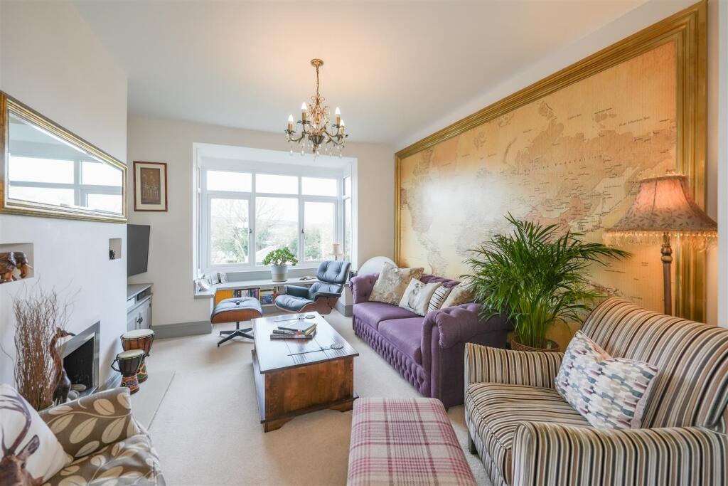 LOUNGE / DINING ROOM