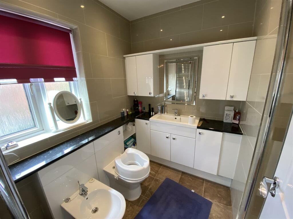 EN-SUITE SHOWER ROOM