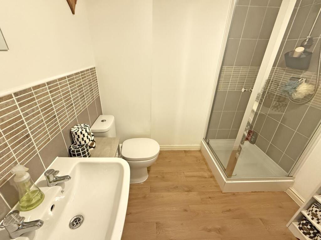 Coscombe Circus 25 - Shower Room.jpg