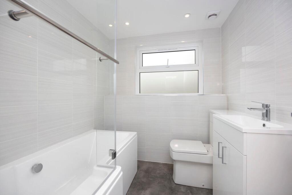 Cowdens Close 1a BATHROOM.jpeg