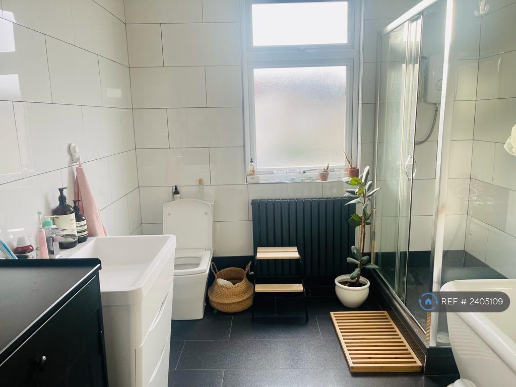 En Suite Main Bedroom Bathroom