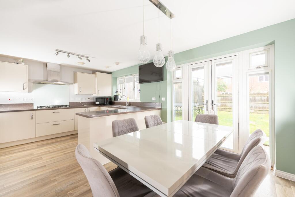 Kitchen/B'fast Room