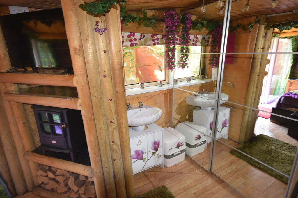 GARDEN ROOM 