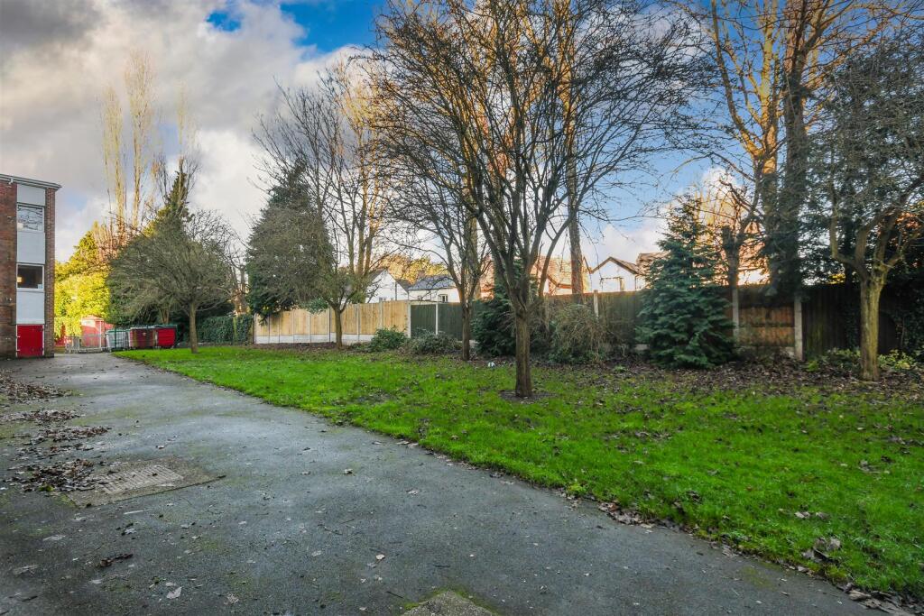 6 Upper Vauxhall - Communal Garden.jpg