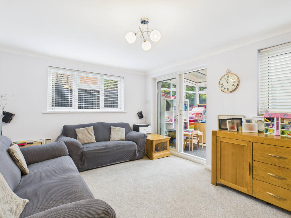 CAM01984G0-PR0527-STILL012