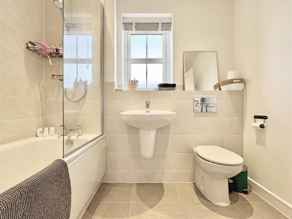 Bathroom b.jpg