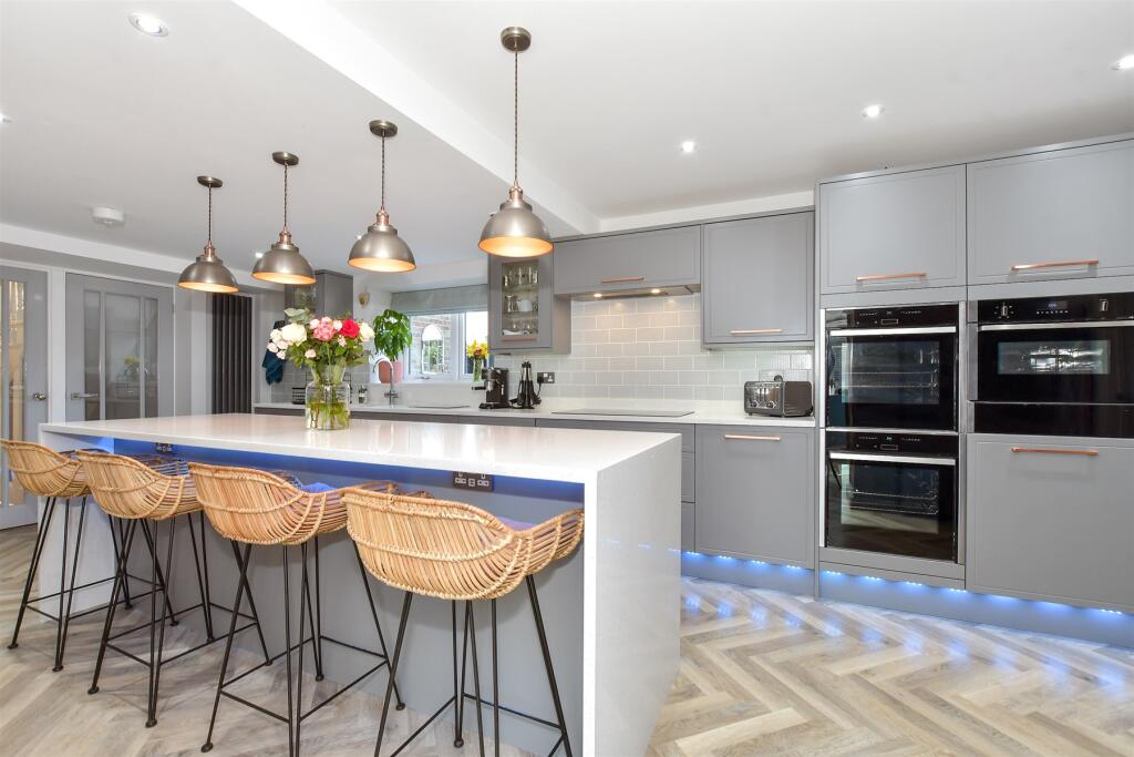 Kitchen/ Breakfast Room