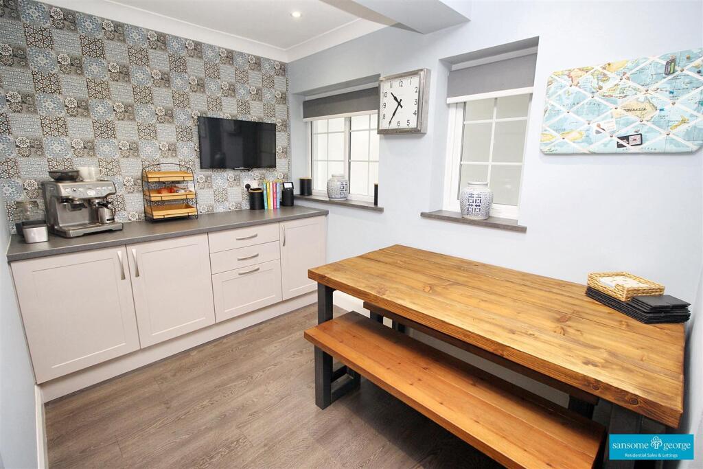 Kitchen/ Breakfast Room