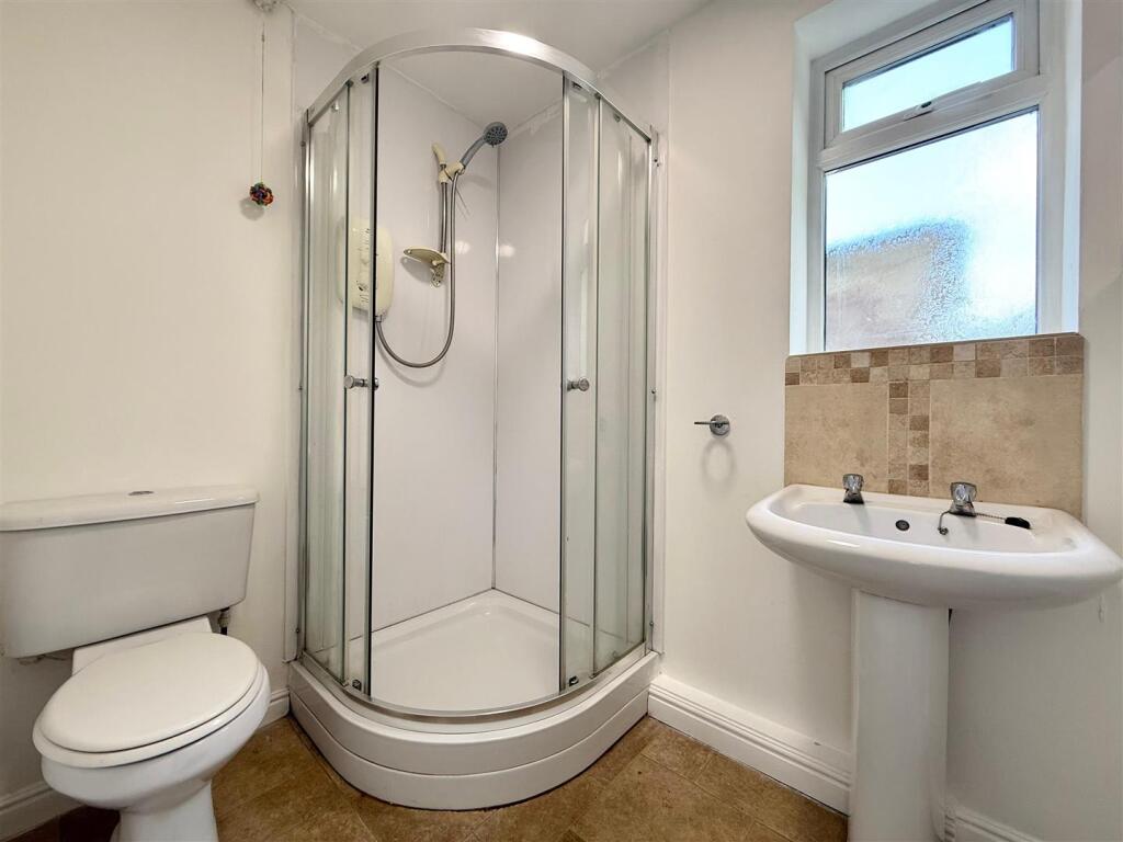 Downstairs shower room (4).jpg