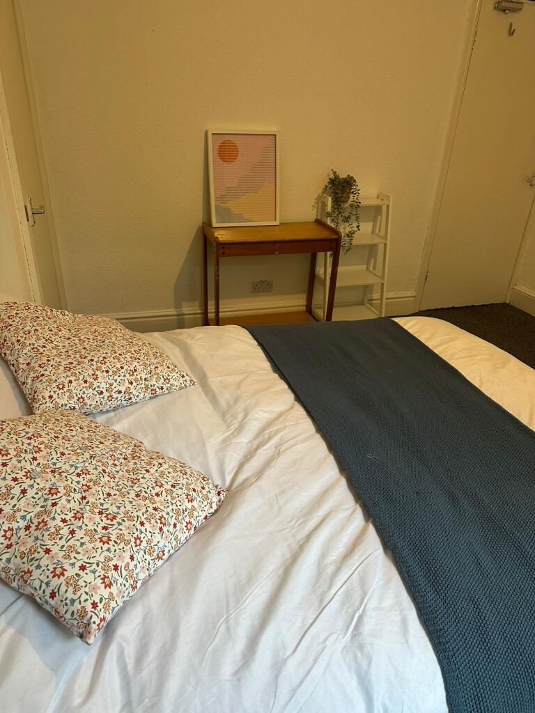 A bright and comfortable double bedroom featuri...