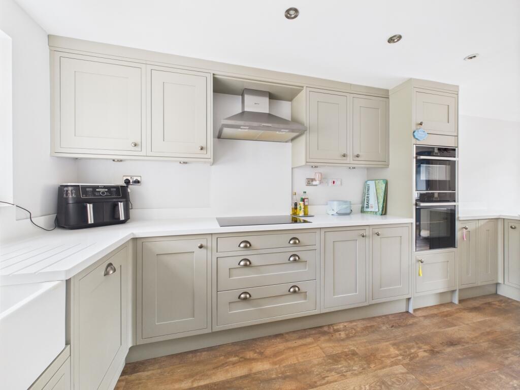 12. CAM04922G0-PR0050-STILL005