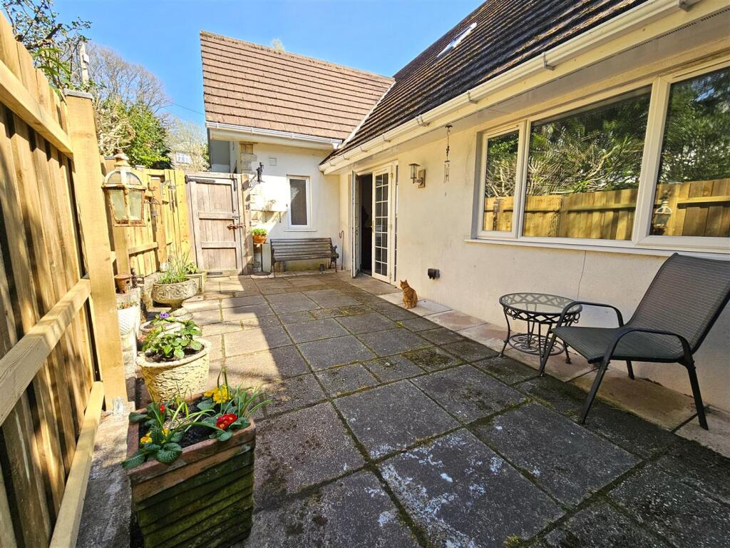 Courtyard to Side.jpg